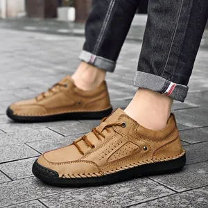 Freizeitschuhe für Herren aus lohfarbenem Leder mit handgenähten Details und Gummisohle