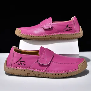 Detail des rosaroten Leder-Loafers mit Handnaht und Marken-Gummisohle im Profil