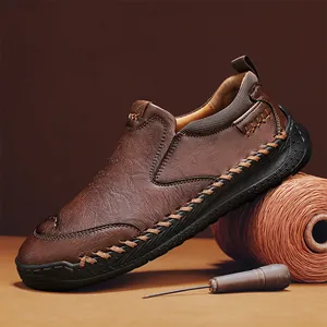 Mocassins en cuir marron foncé pour hommes avec coutures à la main et semelles en caoutchouc