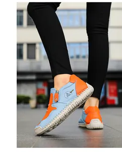 Détail de bottines décontractées bleu et orange avec zip latéral et coutures apparentes