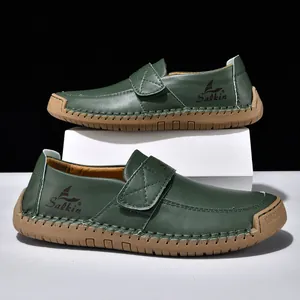 Details grüner Leder-Loafer mit handgefertigter Naht und langlebiger Gummisohle