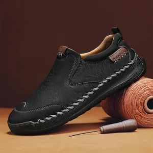 Mocassins en cuir pour hommes faits main avec coutures contrastées et semelle en caoutchouc