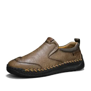Mocassins pour hommes en cuir marron foncé avec coutures à la main et semelle en caoutchouc
