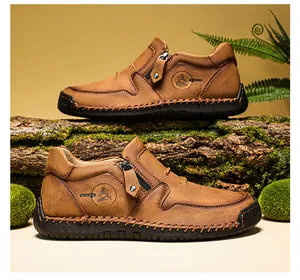 Détail de bottes en cuir marron avec fermeture éclair latérale et coutures sur bois moussus