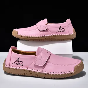 Detail eines rosa Leder-Loafers mit handgefertigter Naht und Gummisohle