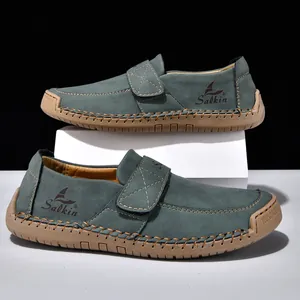 Makroaufnahme der graugrünen Wildleder-Loafer mit Handnähten und Gummisohlen-Details