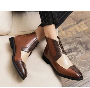 Dettaglio degli stivaletti stringati da uomo bicolore marrone e beige in stile vintage