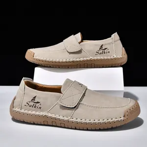 Detailansicht der khakifarbenen Wildleder-Loafer mit Handnähten und Gummisohle
