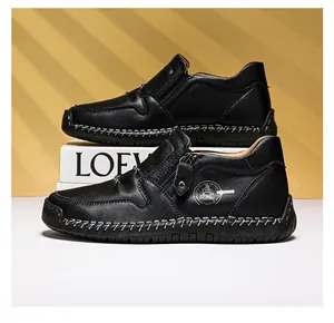 Détail de bottines en cuir grainé noir avec fermeture éclair latérale et surpiqûres blanches