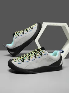 Λεπτομερής όψη των γκρι σουέτ sneakers με χοντρή σόλα από καουτσούκ και μπλε φόδρα