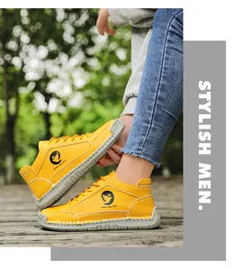 Gros plan sur les coutures faites main des chaussures de loisirs en cuir jaune antidérapantes