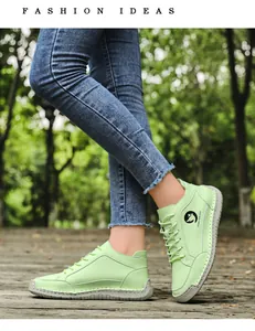 Détail de bottines en cuir vert clair avec semelles cousues main et fermeture à lacets