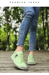 Détail de chaussures à lacets vert clair avec semelle 100% caoutchouc et logo oiseau