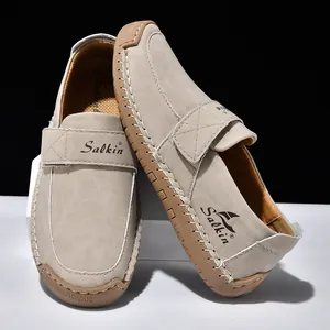 Detailansicht khakifarbener Loafer mit Handnaht und 100% Natürkautschuk-Sohlenmarkierung