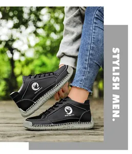 Détail de couture à la main et logo sur bottines décontractées noires à semelles souples