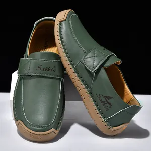 Details der dunkelgrünen Leder-Loafer mit Handnaht und strapazierfähiger Gummisohle