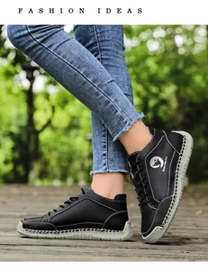 Détails de chaussures décontractées en cuir noir avec coutures contrastées sur sol en bois