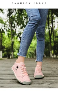Détail de bottines en cuir rose avec semelle en caoutchouc 100% gris durable