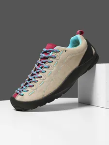 Λεπτομερής πλάγια όψη χακί σουέτ sneaker με κόκκινα υφαντά κορδόνια και σόλα από καουτσούκ