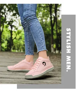 Vue détaillée d'une chaussure décontractée rose en cuir avec logo et couture artisanale