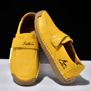 Detail gelber Leder-Loafer mit Klettverschluss, Handnaht und rutschfester Gummisohle