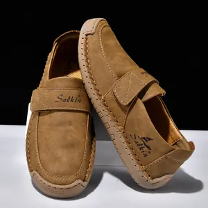 Detailansicht brauner Wildleder-Loafer mit Handnaht und strapazierfähiger Gummisohle
