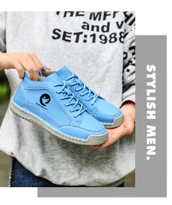 Détail d'une chaussure en cuir bleu clair avec logo oiseau et surpiqûres blanches