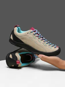 Λεπτομέρεια από χακί σουέτ sneaker με έντονες μπλε και μπορντό λεπτομέρειες
