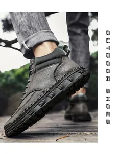 Dettaglio di stivali outdoor in pelle grigio scuro con cuciture a mano e suola spessa