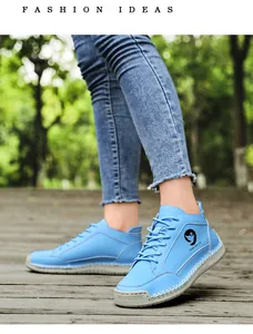 Détail de chaussures bleues décontractées avec coutures blanches et semelle gomme