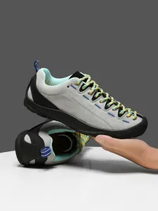 Λεπτομέρεια από γκρι σουέτ sneaker με ενισχυμένη μύτη και πολύχρωμα κορδόνια