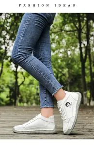 Détail de chaussures de loisirs en cuir blanc avec semelles cousues main et logo latéral