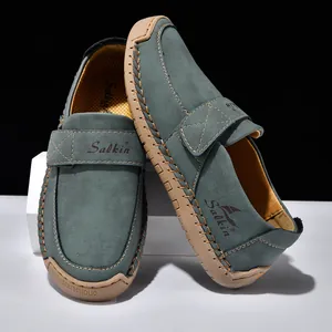 Detailansicht graublauer Slipper aus Wildleder mit Handnaht und Gummisohle