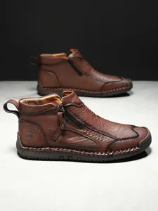Detailansicht brauner Lederstiefelette mit Reißverschluss und robuster Gummisohle