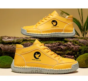 Détail de bottines extérieures en cuir jaune avec surpiqûres sur fond de mousse naturelle