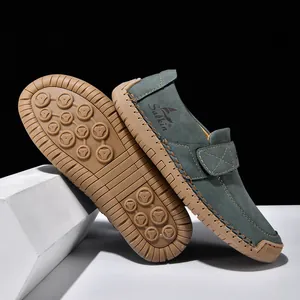 Detailansicht grüner Wildleder-Loafer mit Handnähten und rutschfester Gummisohle für Herren