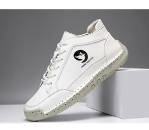 Détail de bottines en cuir blanc avec coutures faites main et semelle en caoutchouc