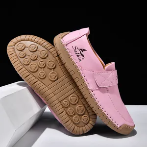 Nahaufnahme rosa Leder-Loafer mit weißer Handnaht und natürlicher Gummisohle