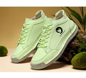 Détails de chaussures en cuir vert menthe avec couture à la main et semelle en caoutchouc