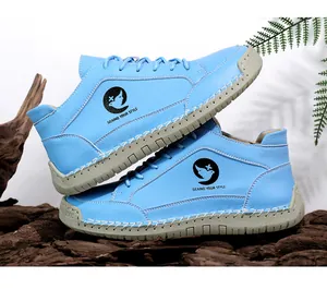 Détail de chaussures décontractées en cuir bleu clair avec coutures contrastées