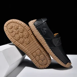 Detaillierte Nahaufnahme der Leder-Loafer mit langlebiger rutschfester Gummisohle