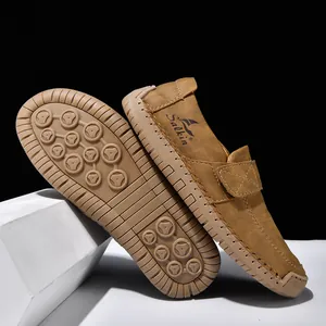 Detailansicht brauner Wildleder-Loafer mit Handnähten und rutschfester Gummisohle für Herren