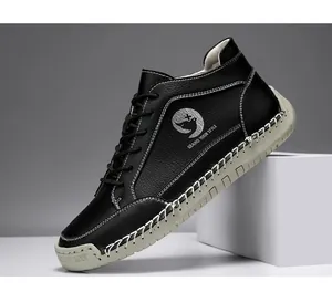 Détail de bottines décontractées avec coutures blanches contrastées et semelle en gomme