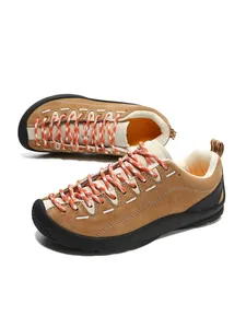 Λεπτομέρεια από χακί σουέτ sneakers με χοντρές σόλες και κορδόνια στυλ πεζοπορίας