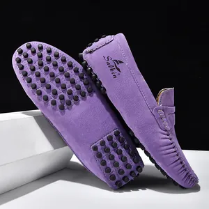 Dettaglio mocassino in pelle scamosciata viola con cuciture e suola in gomma a gommini