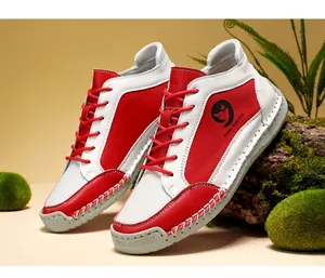 Détail de chaussures de loisirs rouge et blanc avec semelles en caoutchouc cousues main