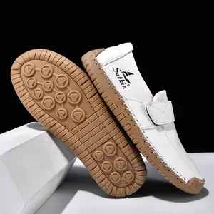 Nahaufnahme weißer Leder-Loafer mit rutschfester Gummisohle und handgenähten Details