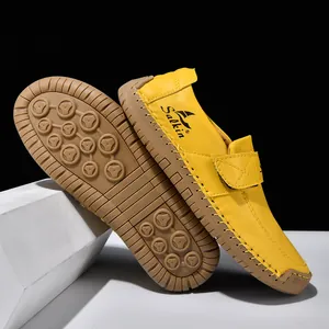 Detail gelber Leder-Loafer mit Handnaht und rutschfester Gummisohle für Herren