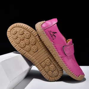 Detailansicht pinkfarbener Leder-Loafer mit handgenähten Nähten und Gummisohle