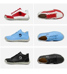 Détail de bottines décontractées cousues en rouge, bleu ciel et noir en similicuir
